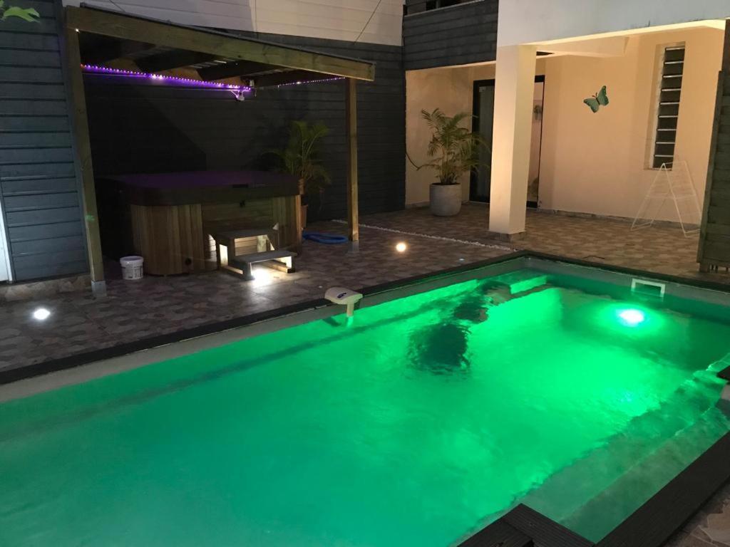 Appartement Le Flamboyant avec piscine chauffée 30° et Jacuzzi à Saint-André Extérieur photo