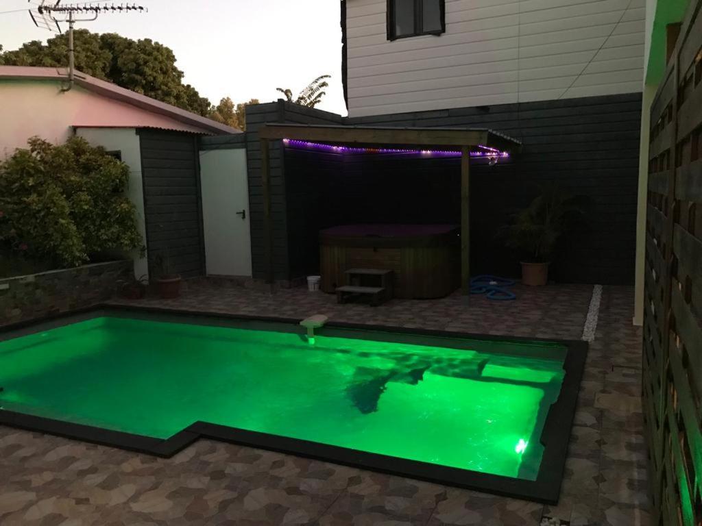 Appartement Le Flamboyant avec piscine chauffée 30° et Jacuzzi à Saint-André Extérieur photo