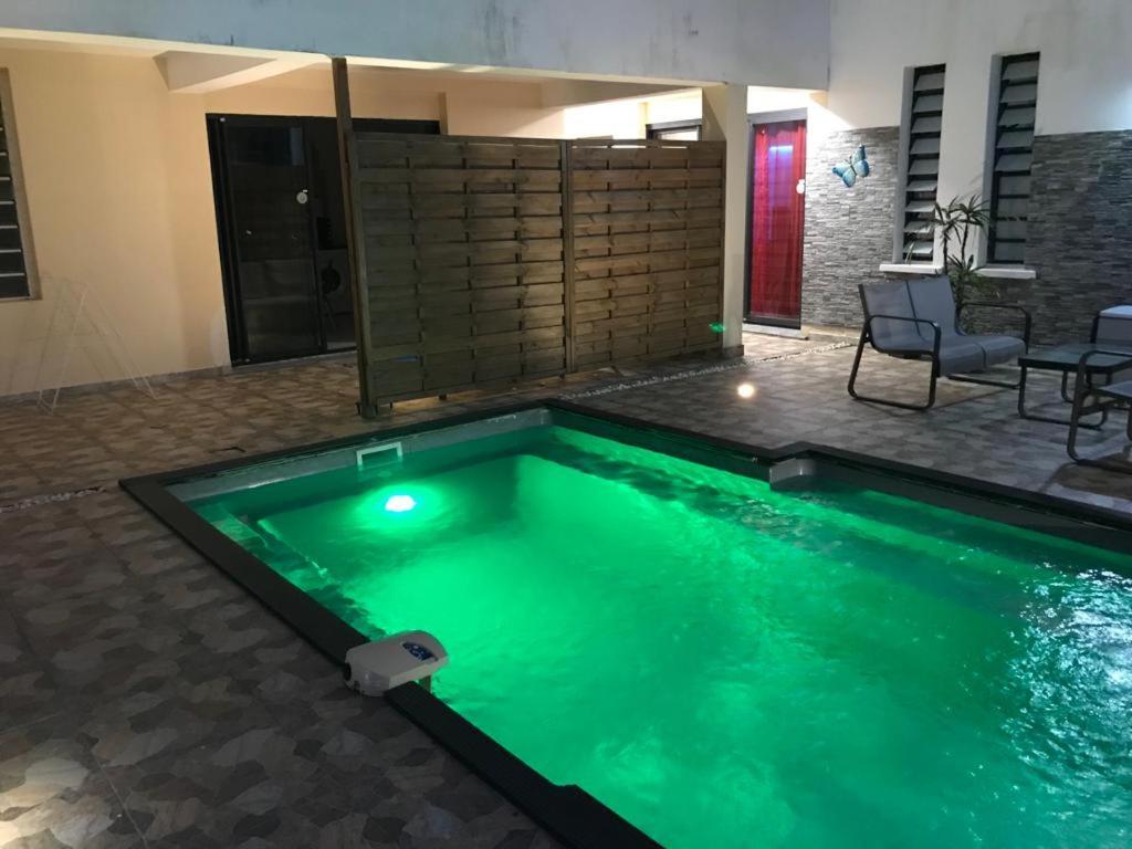 Appartement Le Flamboyant avec piscine chauffée 30° et Jacuzzi à Saint-André Extérieur photo