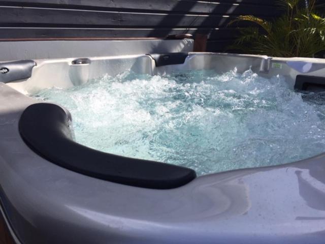 Appartement Le Flamboyant avec piscine chauffée 30° et Jacuzzi à Saint-André Extérieur photo